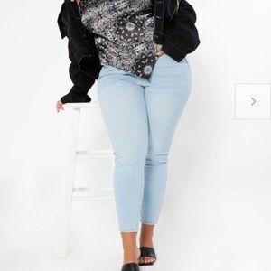 🎉NWT🎉 Light Wash Mid Rise Stretch Jean/Jegging